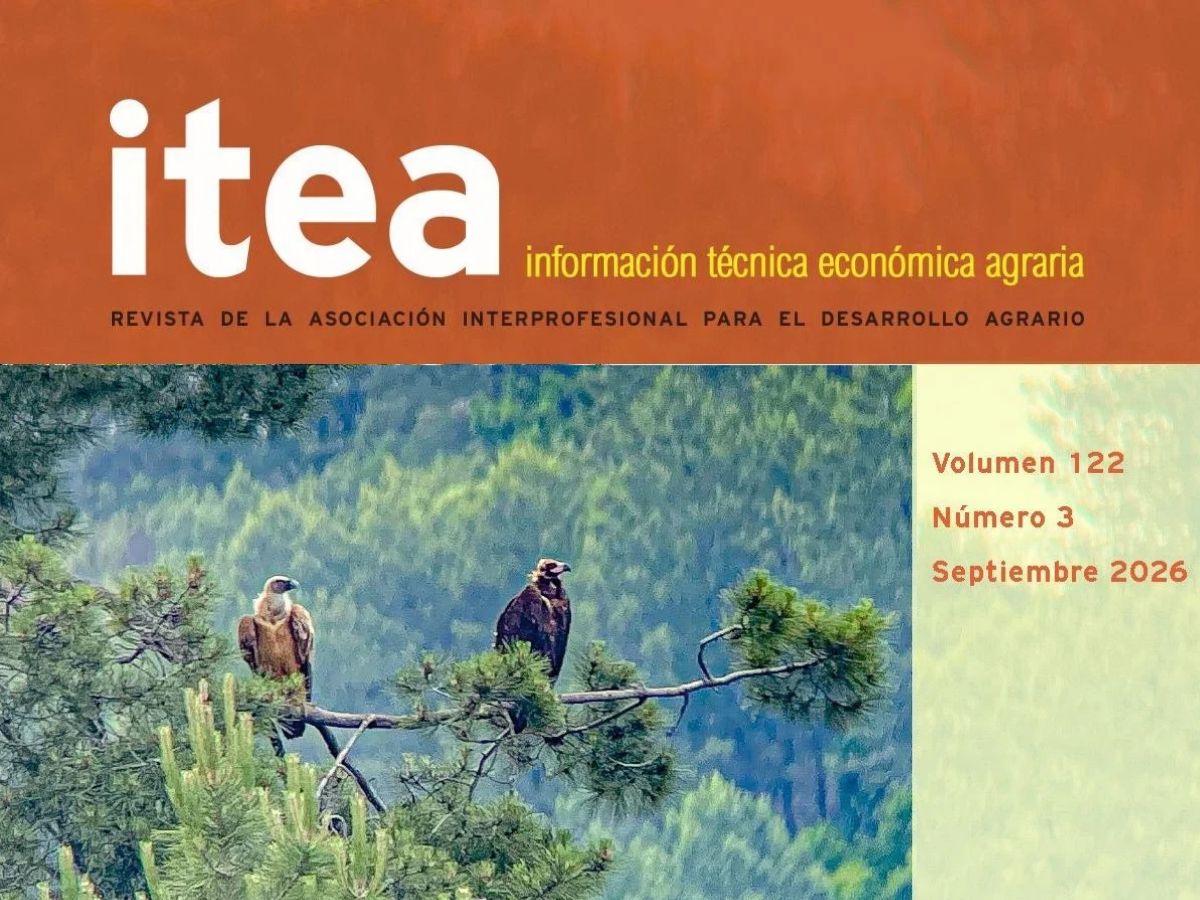 Portada del volumen 122(3) de ITEA: un buitre leonado y un buitre negro posados en un pino