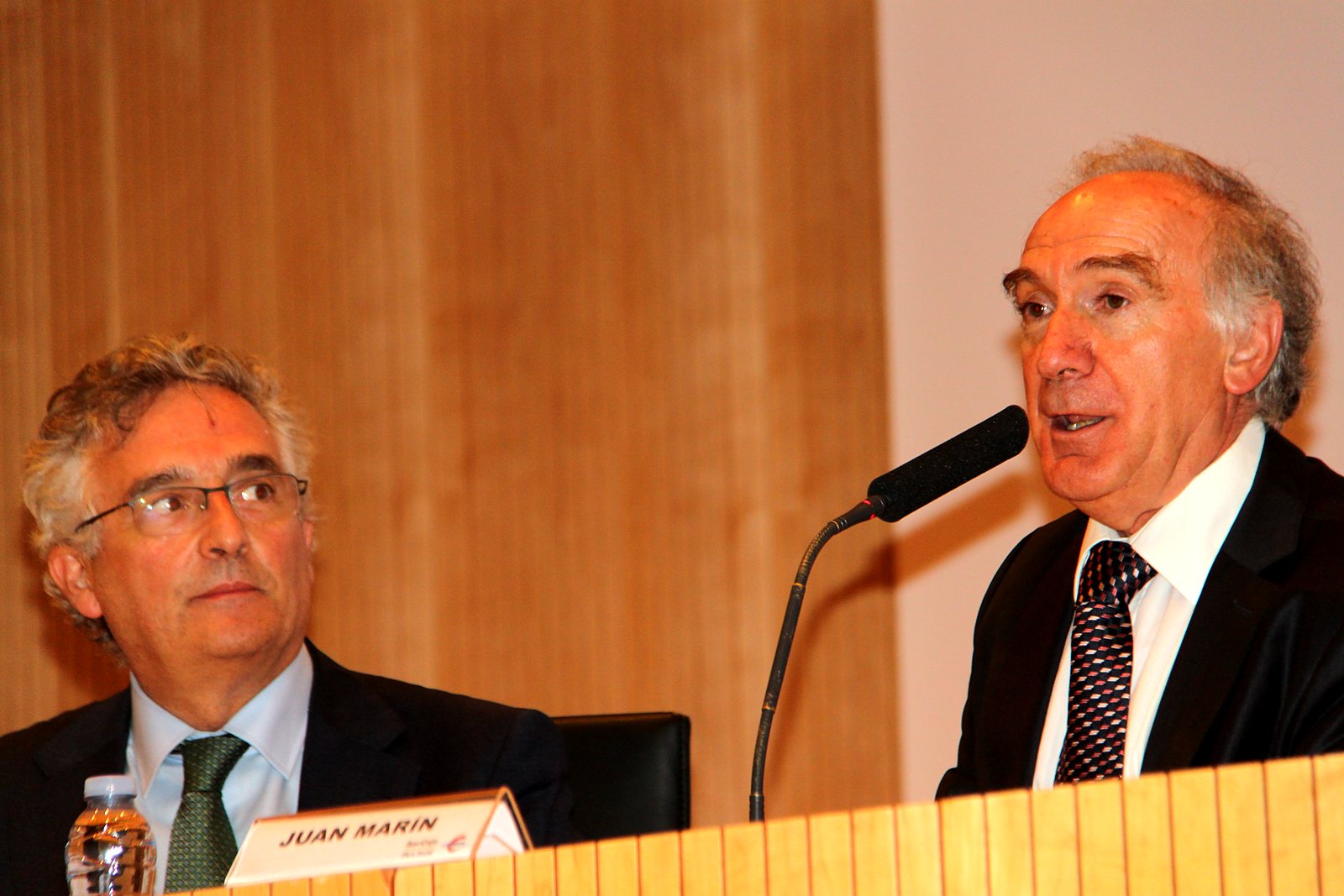 Juan Marín, presidente de AIDA, interviene junto a Joaquín Olona