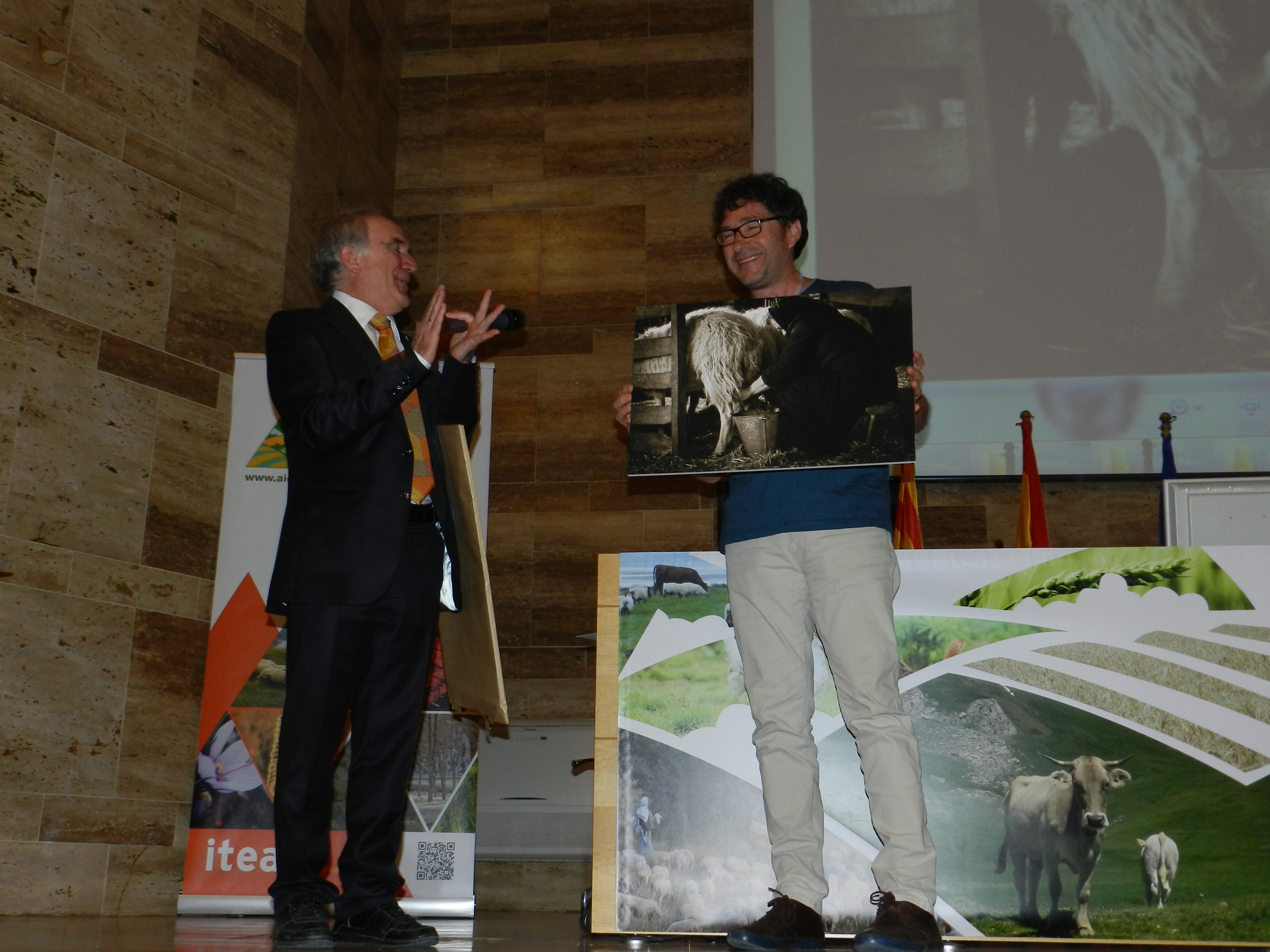 Juan Marín entrega a Carlos Palacios el premio del concurso de fotografía del cincuentenario