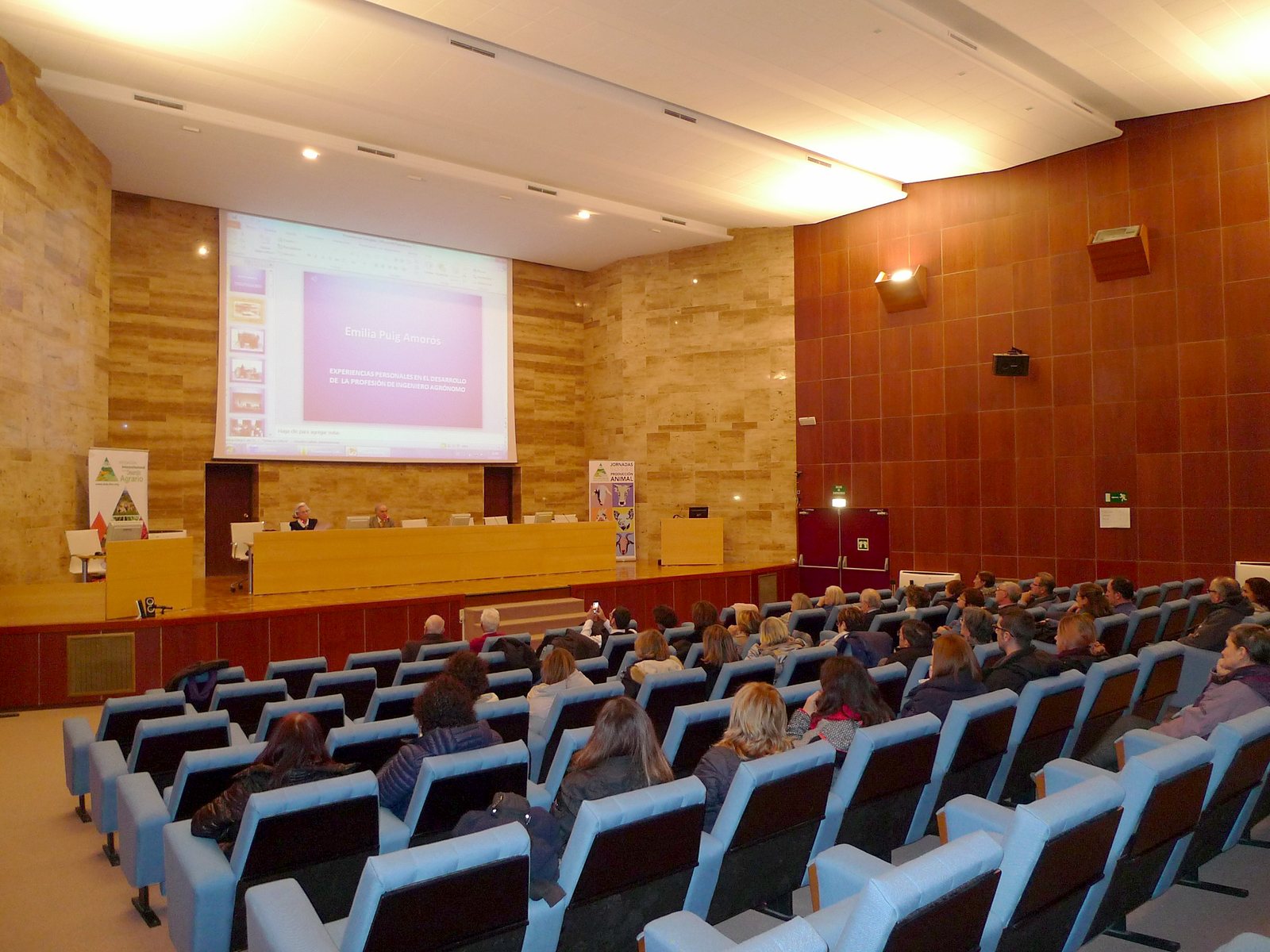 Conferencia «La mujer en la ciencia» (2017). Salón de actos del IAMZ durante la conferencia