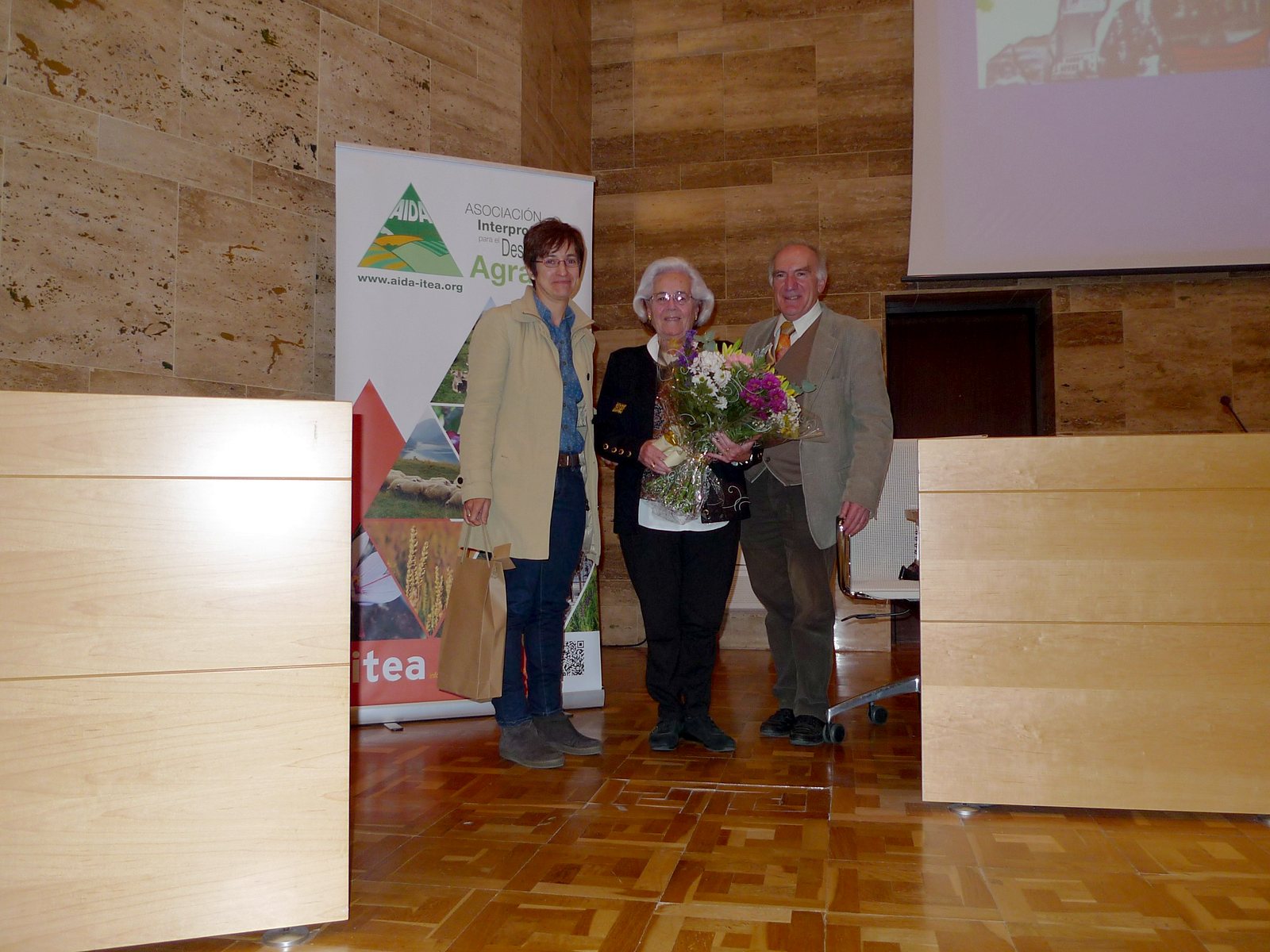 Homenaje a Emilia Puig Amorós tras su conferencia