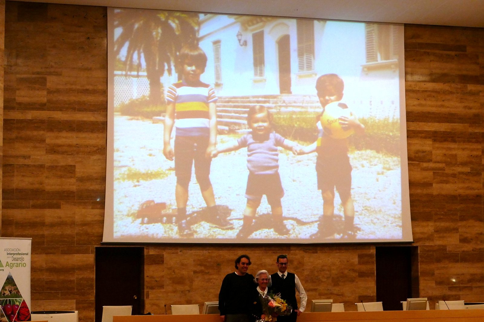 Conferencia «La mujer en la ciencia» (2017). Emilia Puig Amorós al finalizar la conferencia