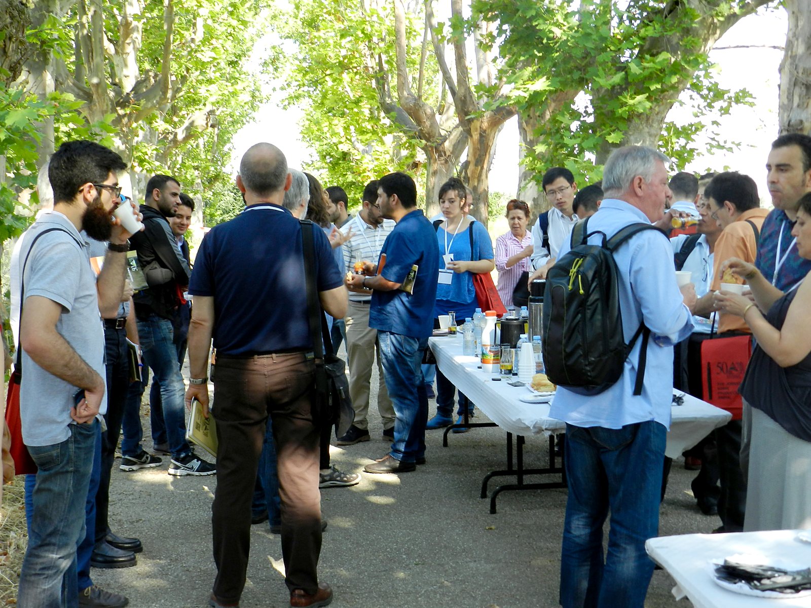 Jornadas AIDA 2017. Pausa café en los jardines del campus