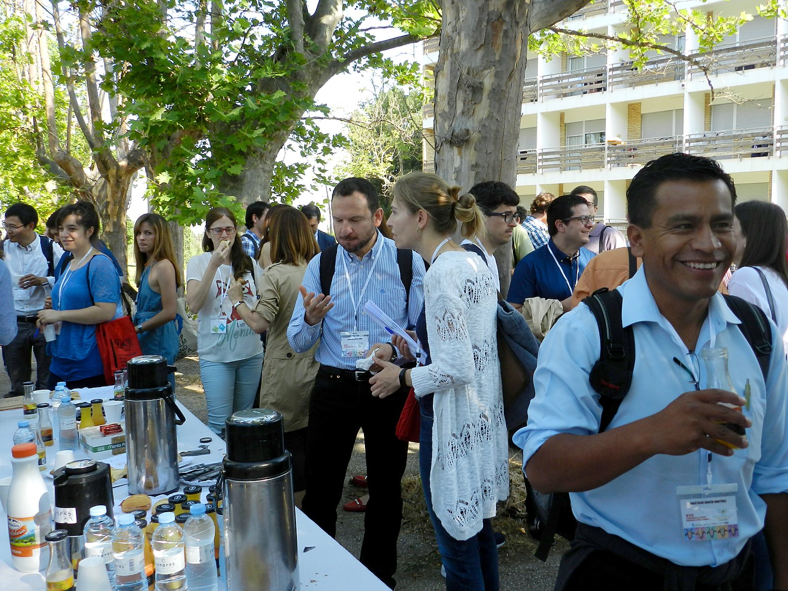 Jornadas AIDA 2017. Pausa café en los jardines del campus