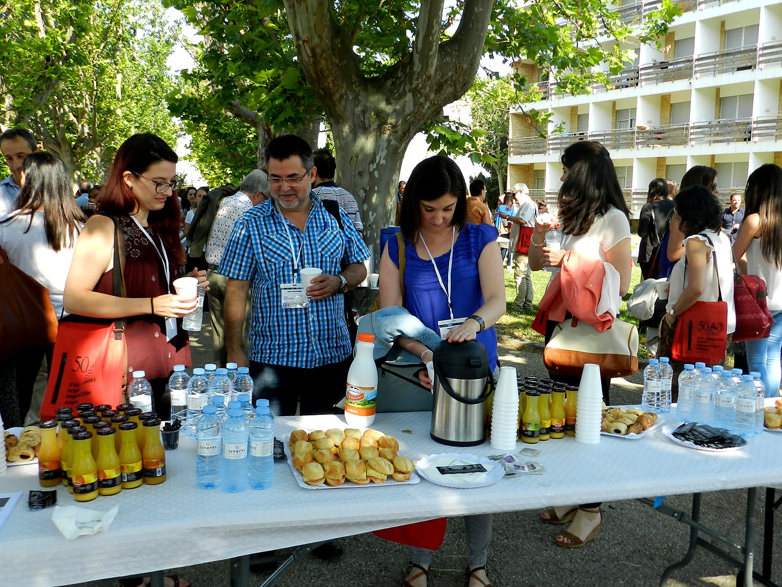 Jornadas AIDA 2017. Pausa café en los jardines del campus