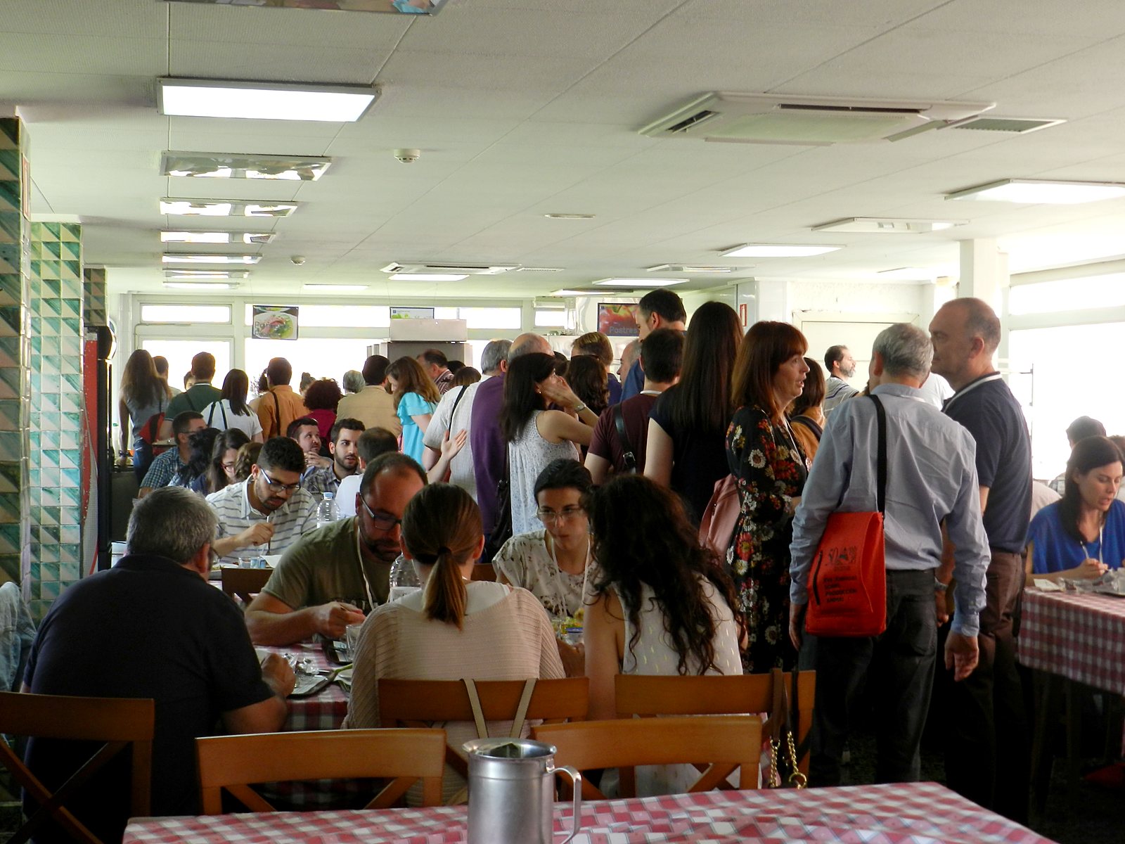Jornadas AIDA 2017. Sobremesa en los jardines del campus