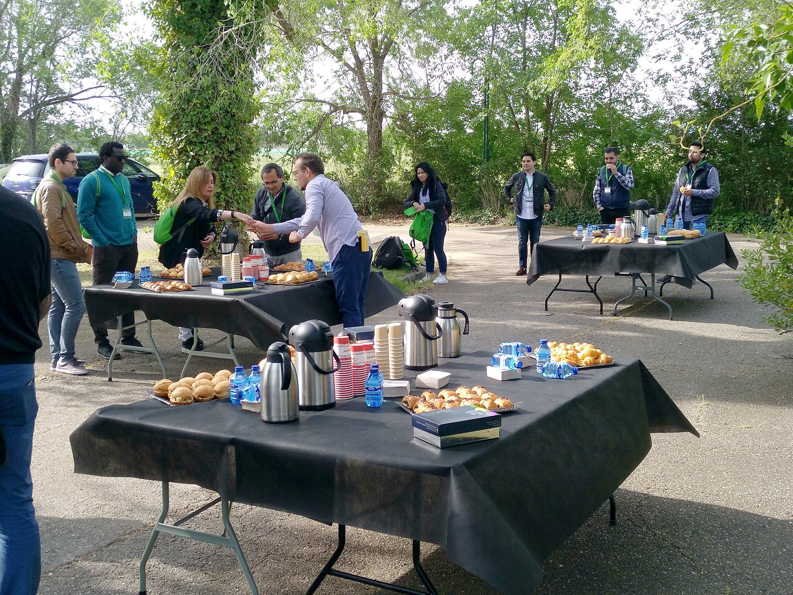 Jornadas AIDA 2019. Pausa café en los jardines del campus