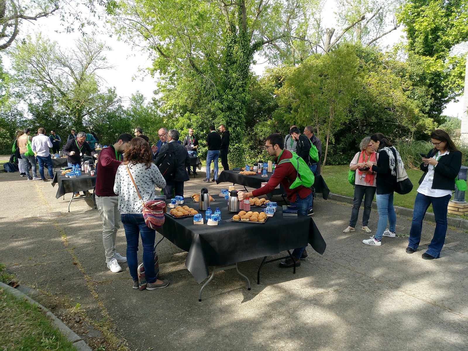 Jornadas AIDA 2019. Pausa café en los jardines del campus
