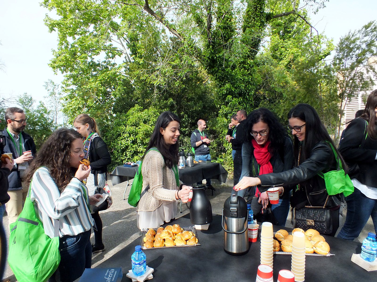 Jornadas AIDA 2019. Pausa café en los jardines del campus